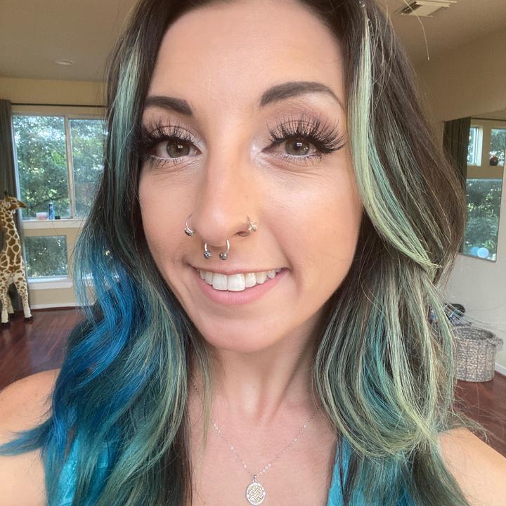 🦄 @yourstrulydakota - Dakota Quinn💙🤍 - TikTok